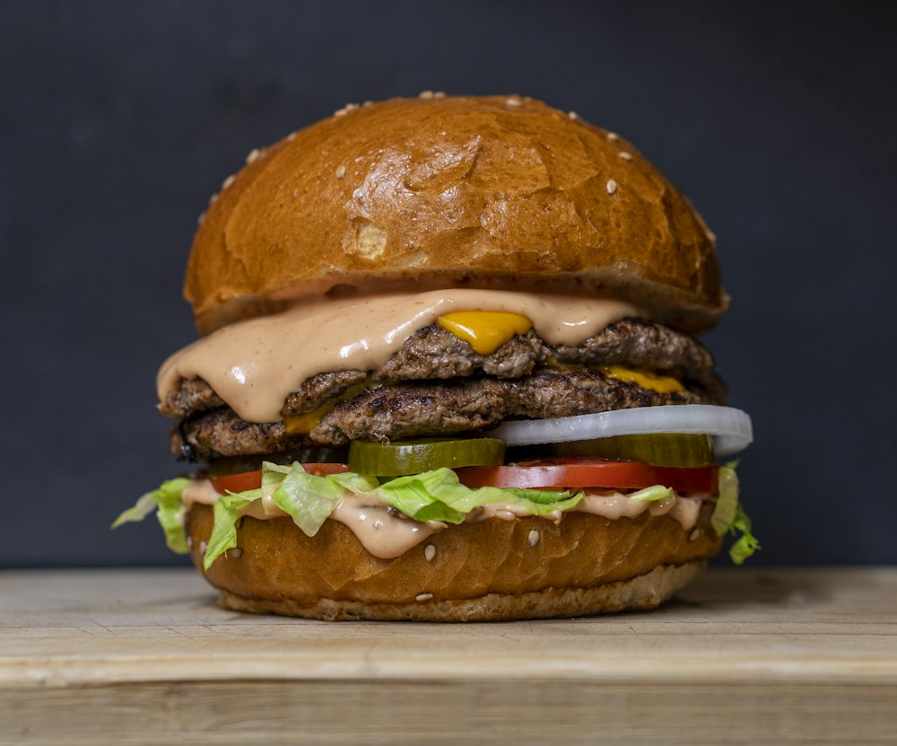 Smash burger con cheddar y pepinillos. Fotografía ilustrativa.
